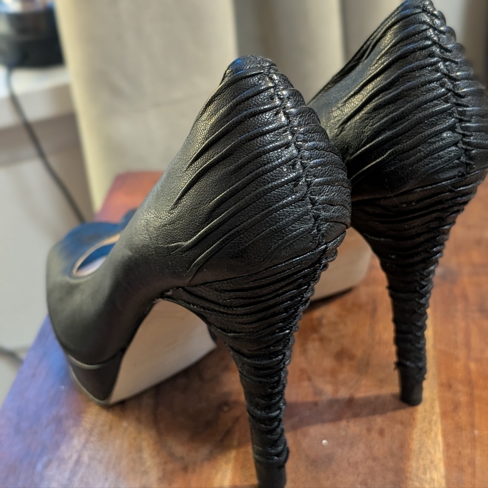 Like New Enzo Angiolini Black Textured Heel Leather Stiletto peep toe pumps sz10
